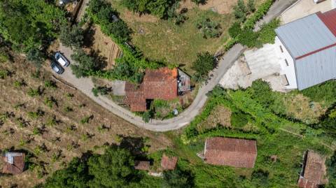 Moradia T2 para Restauro com Terrenos Adjacentes com Cerca de 5.000 m²