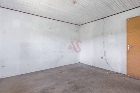 Moradia T2 para Restauro com Terrenos Adjacentes com Cerca de 5.000 m²