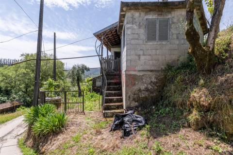 Moradia T2 para Restauro com Terrenos Adjacentes com Cerca de 5.000 m²