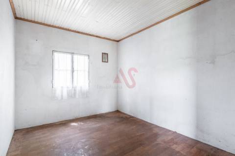Moradia T2 para Restauro com Terrenos Adjacentes com Cerca de 5.000 m²