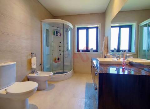 Moradia T5 em Lordelo, Guimarães com Piscina, Sauna, Jacuzzi e Garagem para 4 Carros