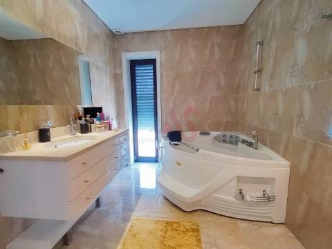 Moradia T5 em Lordelo, Guimarães com Piscina, Sauna, Jacuzzi e Garagem para 4 Carros