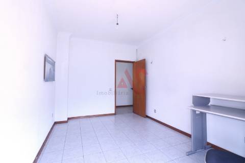 Apartamento T4 Espaçoso com Excelente Luminosidade em Roriz, Santo Tirso
