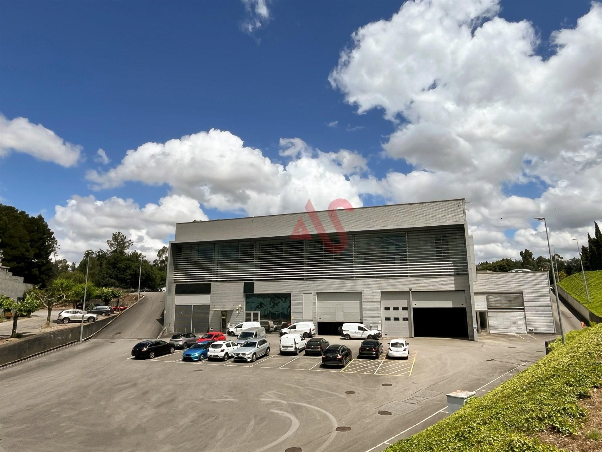 Pavilhão Industrial para Venda na Trofa | 1.721 m² | Escritórios, Showroom e Mezanine