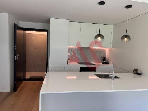 Apartamento T1 para Arrendamento em Miraflores, Oeiras com Garagem e Rooftop com Piscina e Ginásio