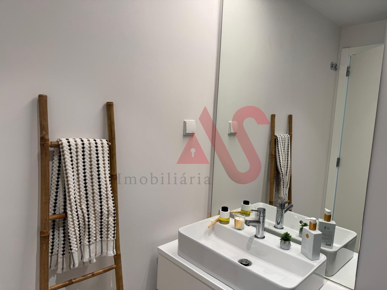 Apartamento T1 para Arrendamento em Miraflores, Oeiras com Garagem e Rooftop com Piscina e Ginásio