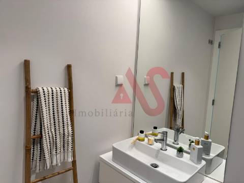 Apartamento T1 para Arrendamento em Miraflores, Oeiras com Garagem e Rooftop com Piscina e Ginásio