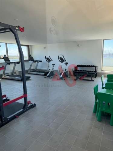 Apartamento T1 para Arrendamento em Miraflores, Oeiras com Garagem e Rooftop com Piscina e Ginásio