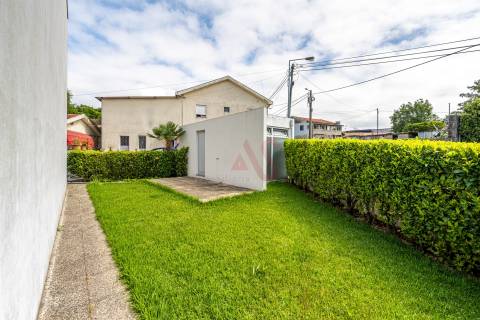 Moradia de gaveto T3 em Pousada de Saramagos, V. N. Famalicão