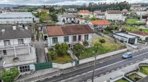 Moradia Bifamiliar T6 em Medelo, Fafe