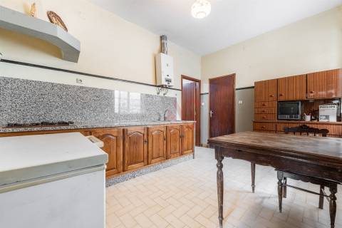 Moradia Bifamiliar T6 em Medelo, Fafe