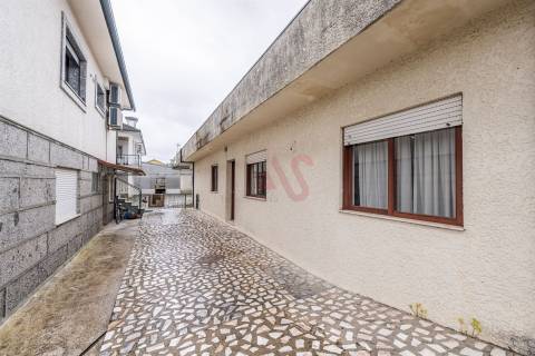 Moradia Bifamiliar T6 em Medelo, Fafe