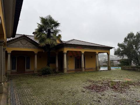 Moradia brasonada T5 inserida em terreno de 18.440m² com Piscina – Meinedo, Lousada