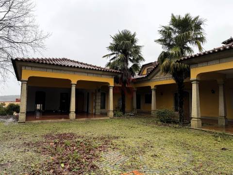 Moradia brasonada T5 inserida em terreno de 18.440m² com Piscina – Meinedo, Lousada