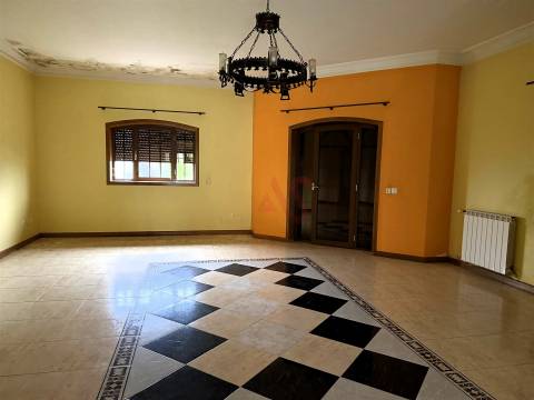 Moradia brasonada T5 inserida em terreno de 18.440m² com Piscina – Meinedo, Lousada