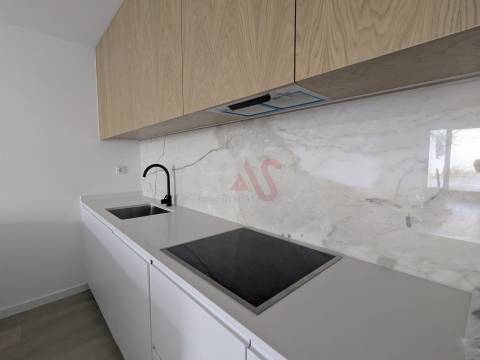 Apartamento T2 com Terraço – 333,70 m² + Arrumo 5,40 m² em Matosinhos