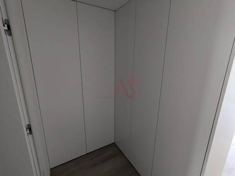 Apartamento T2 com Terraço – 333,70 m² + Arrumo 5,40 m² em Matosinhos