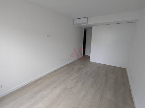 Apartamento T2 com Terraço – 333,70 m² + Arrumo 5,40 m² em Matosinhos