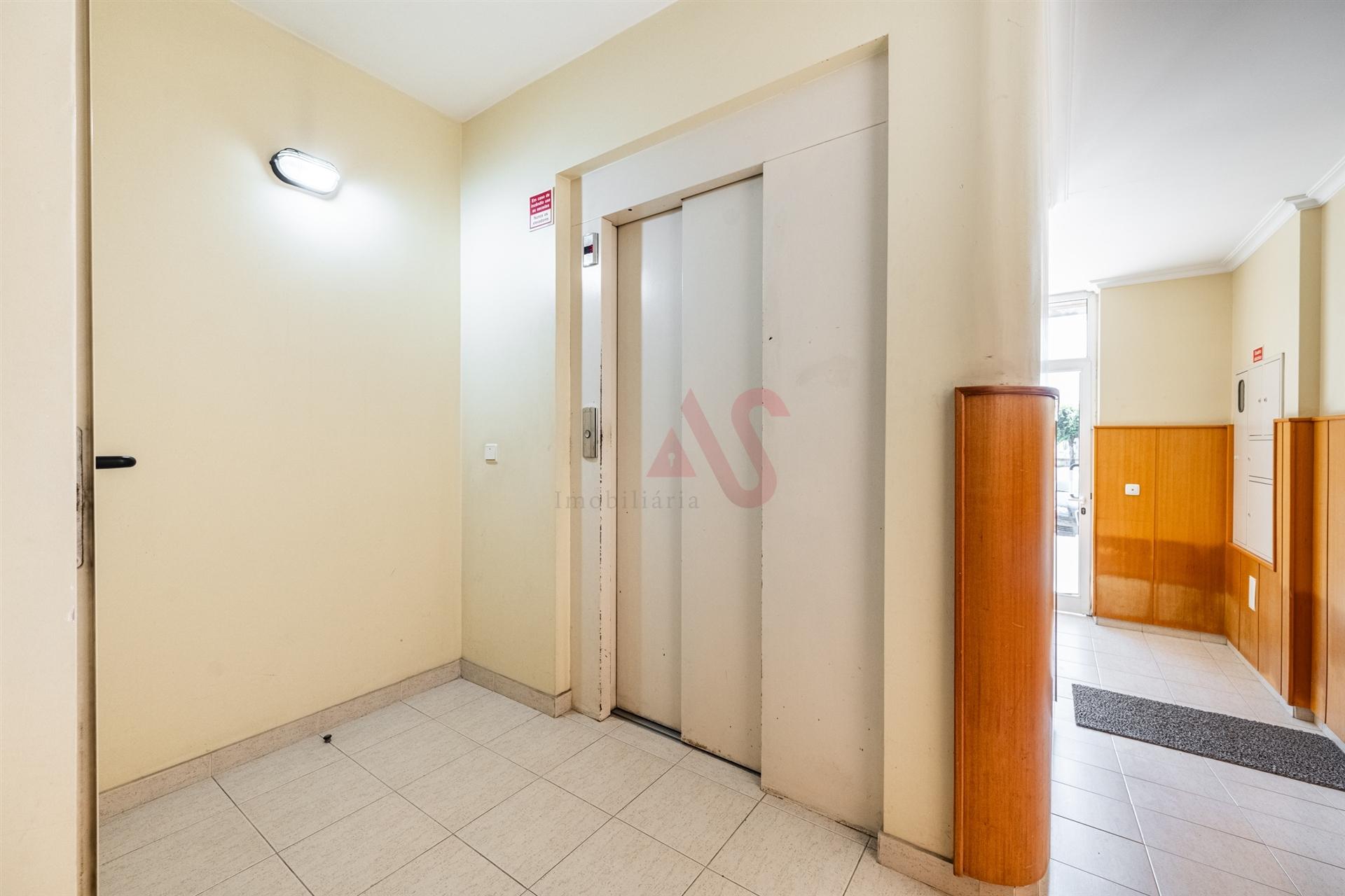 Apartamento T2 com 90,2 m² | Mobilado e Equipado |Garagem | Elevador | 2 Varandas | Lustosa, Lousada