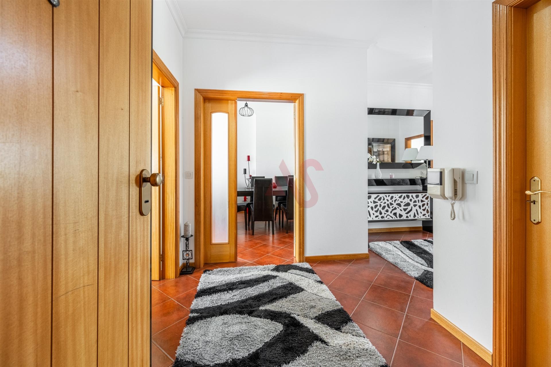 Apartamento T2 com 90,2 m² | Mobilado e Equipado |Garagem | Elevador | 2 Varandas | Lustosa, Lousada