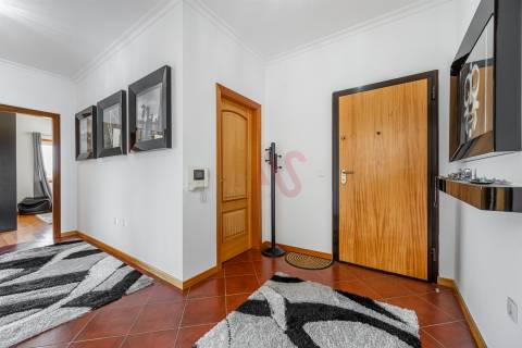 Apartamento T2 com 90,2 m² | Mobilado e Equipado |Garagem | Elevador | 2 Varandas | Lustosa, Lousada