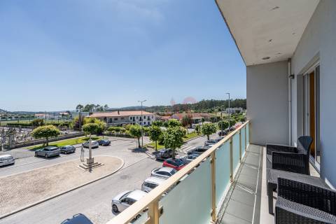 Apartamento T2 com 90,2 m² | Mobilado e Equipado |Garagem | Elevador | 2 Varandas | Lustosa, Lousada