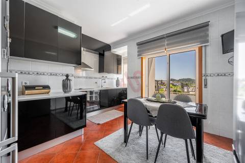 Apartamento T2 com 90,2 m² | Mobilado e Equipado |Garagem | Elevador | 2 Varandas | Lustosa, Lousada
