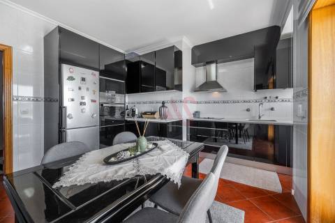 Apartamento T2 com 90,2 m² | Mobilado e Equipado |Garagem | Elevador | 2 Varandas | Lustosa, Lousada