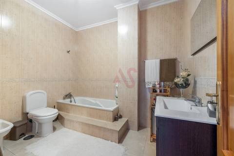 Apartamento T2 com 90,2 m² | Mobilado e Equipado |Garagem | Elevador | 2 Varandas | Lustosa, Lousada