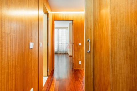 Apartamento T3 com 153 m² | Garagem Fechada | Ar Condicionado | Aquecimento Central | Vizela