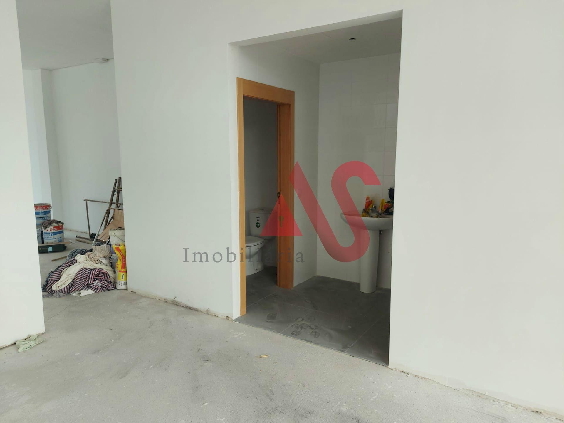 Loja nova com 141 m2 em Landim, Vila Nova de Famalicão