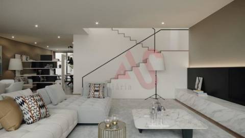 Moradia T3 de luxo, inserida no condomínio fechado, Com 3 SUITES, Garagem p/ 3 carros, em Guimarães