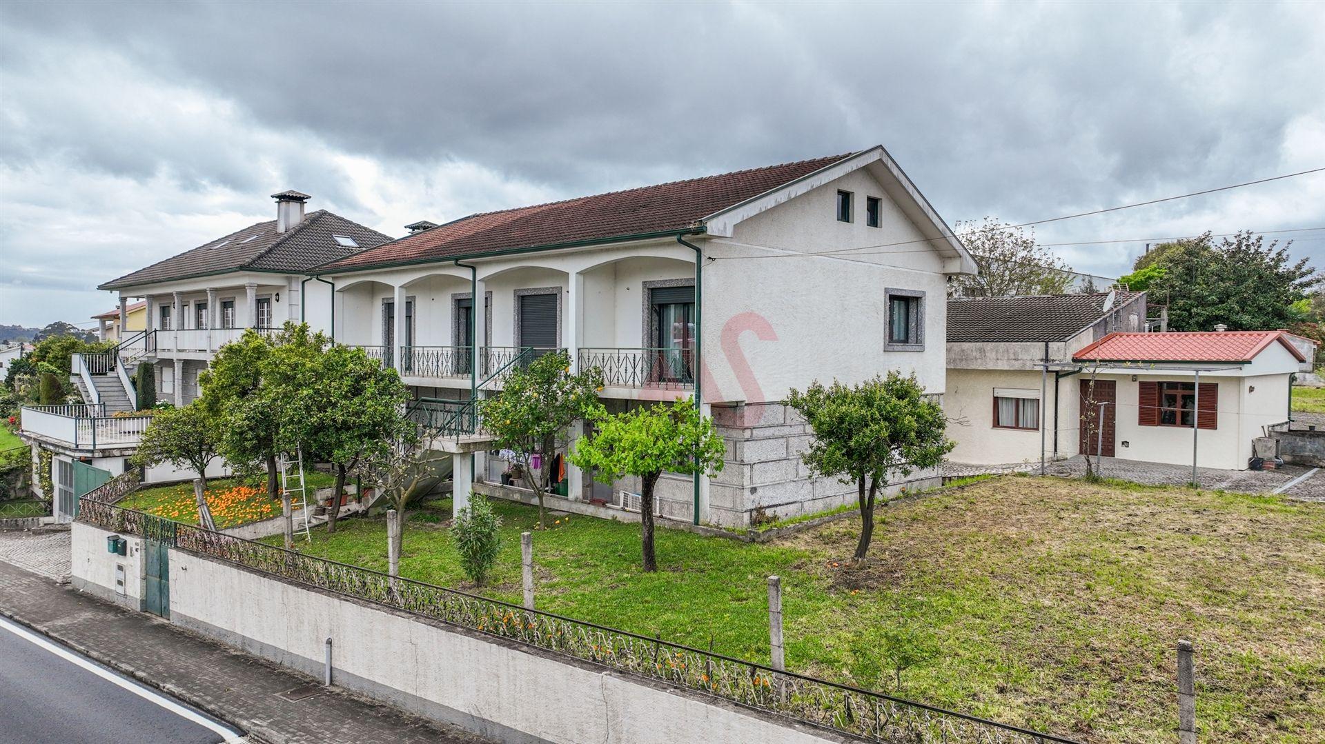 Moradia Bifamiliar T6 em Medelo, Fafe
