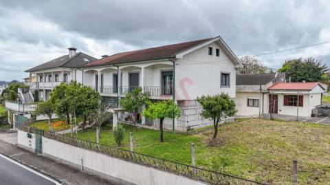 Moradia Bifamiliar T6 em Medelo, Fafe