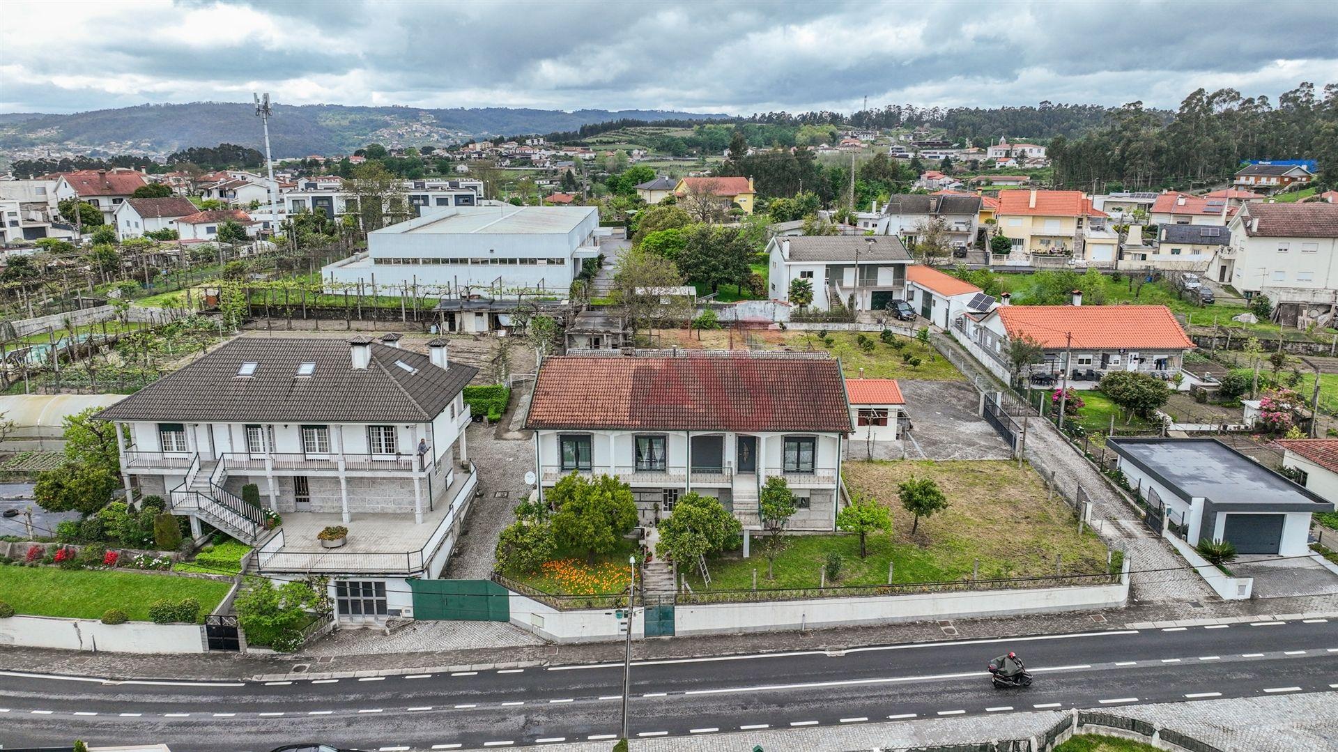 Moradia Bifamiliar T6 em Medelo, Fafe