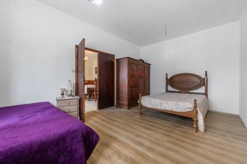 Moradia Bifamiliar T6 em Medelo, Fafe