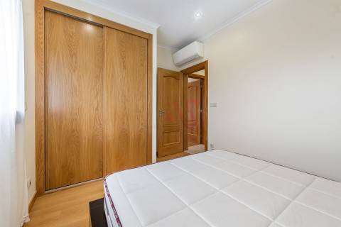 Moradia Bifamiliar T6 em Medelo, Fafe