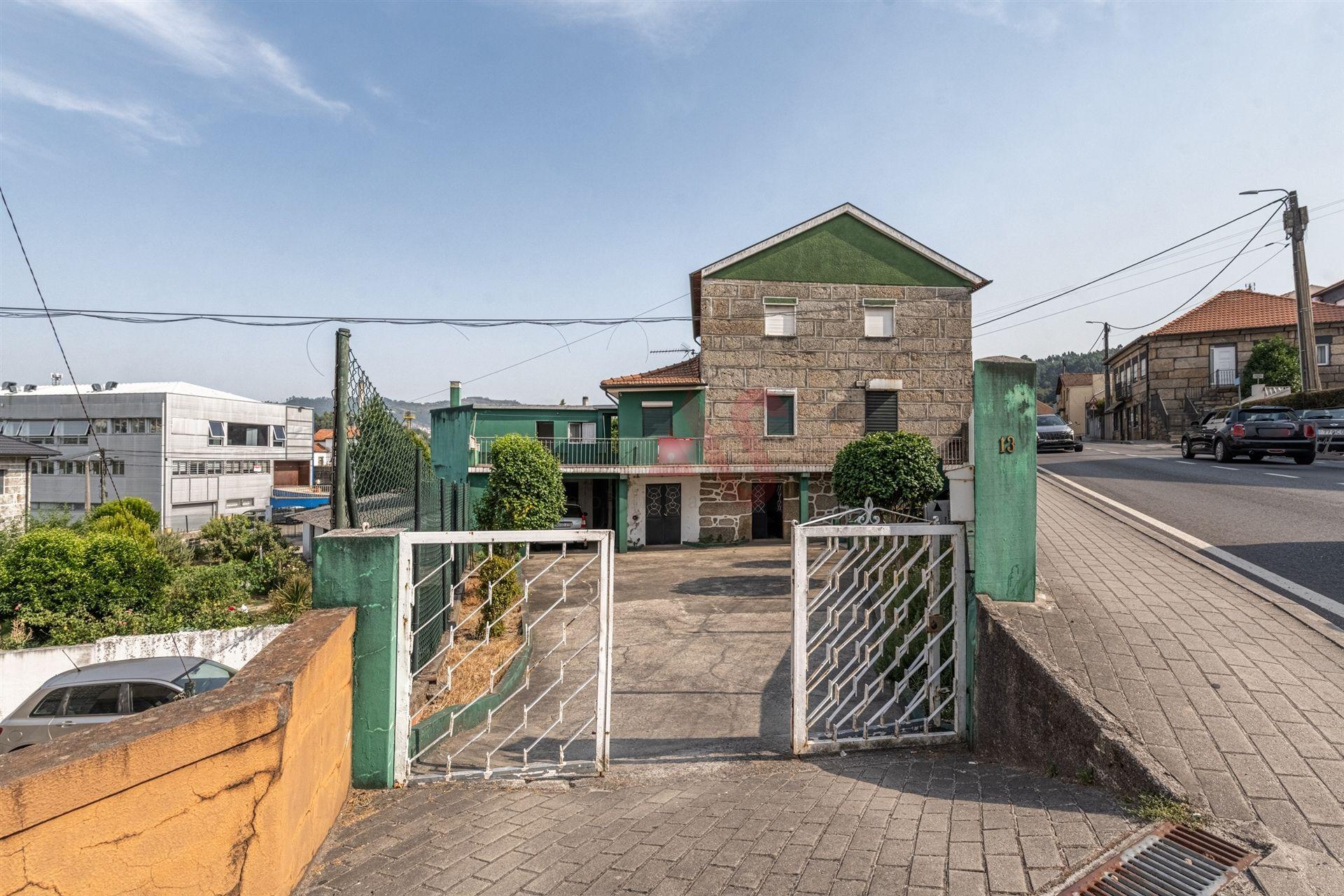 Moradia + terreno para construção em São João (Caldas de Vizela)