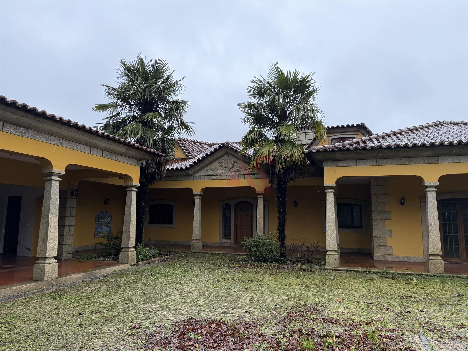 Moradia brasonada T5 inserida em terreno de 18.440m² com Piscina – Meinedo, Lousada