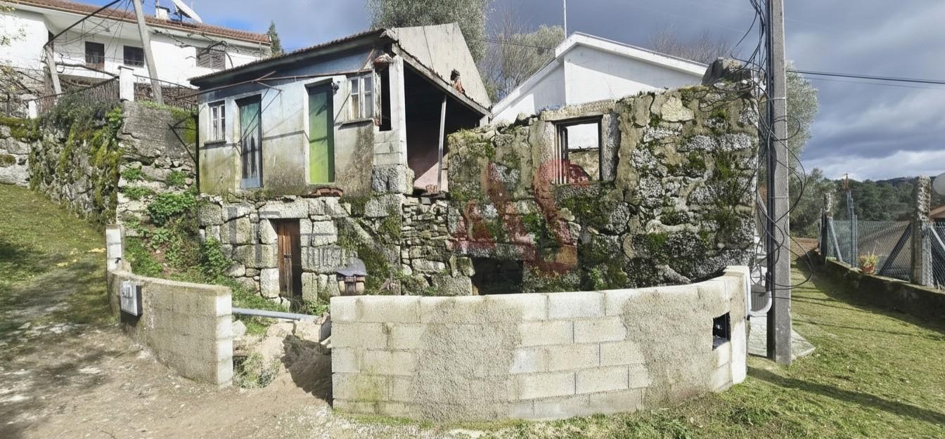 Moradia para Restauro em Quinchães, Fafe