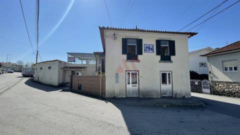 Moradia T3 para restauro, inserida num terreno de 795m2, em Santiago de Riba-UL, Oliveira de Azeméis