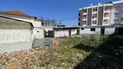 Moradia T3 para restauro, inserida num terreno de 795m2, em Santiago de Riba-UL, Oliveira de Azeméis