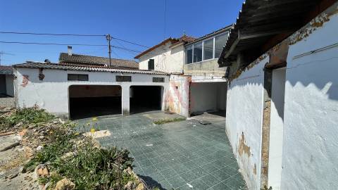 Moradia T3 para restauro, inserida num terreno de 795m2, em Santiago de Riba-UL, Oliveira de Azeméis