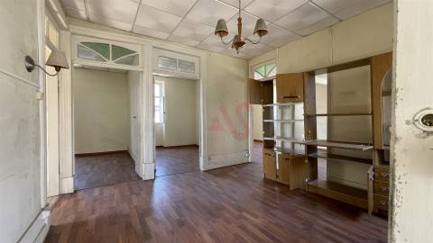 Moradia T3 para restauro, inserida num terreno de 795m2, em Santiago de Riba-UL, Oliveira de Azeméis