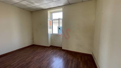 Moradia T3 para restauro, inserida num terreno de 795m2, em Santiago de Riba-UL, Oliveira de Azeméis