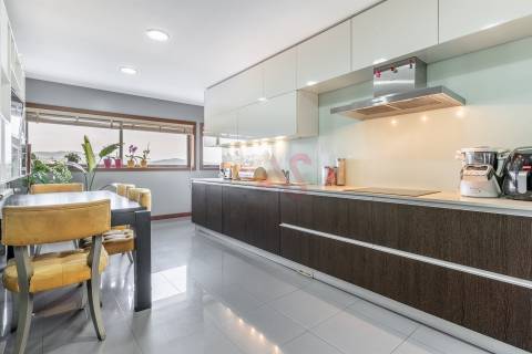 OPORTUNIDADE EXCLUSIVA: Apartamento T3 de Luxo, Totalmente Mobilado e Equipado – Caldelas, Guimarães