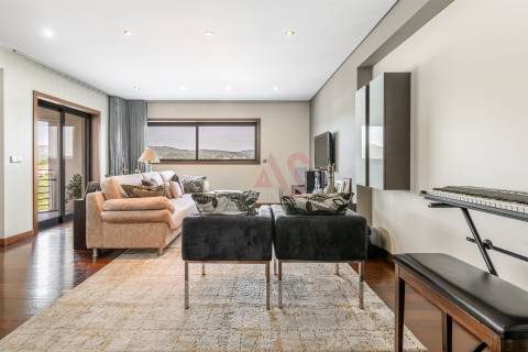 OPORTUNIDADE EXCLUSIVA: Apartamento T3 de Luxo, Totalmente Mobilado e Equipado – Caldelas, Guimarães