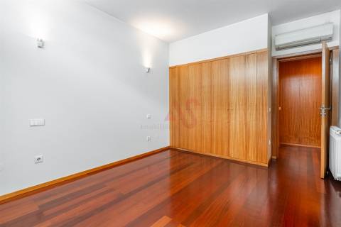 Apartamento T3 com 153 m² | Garagem Fechada | Ar Condicionado | Aquecimento Central | Vizela
