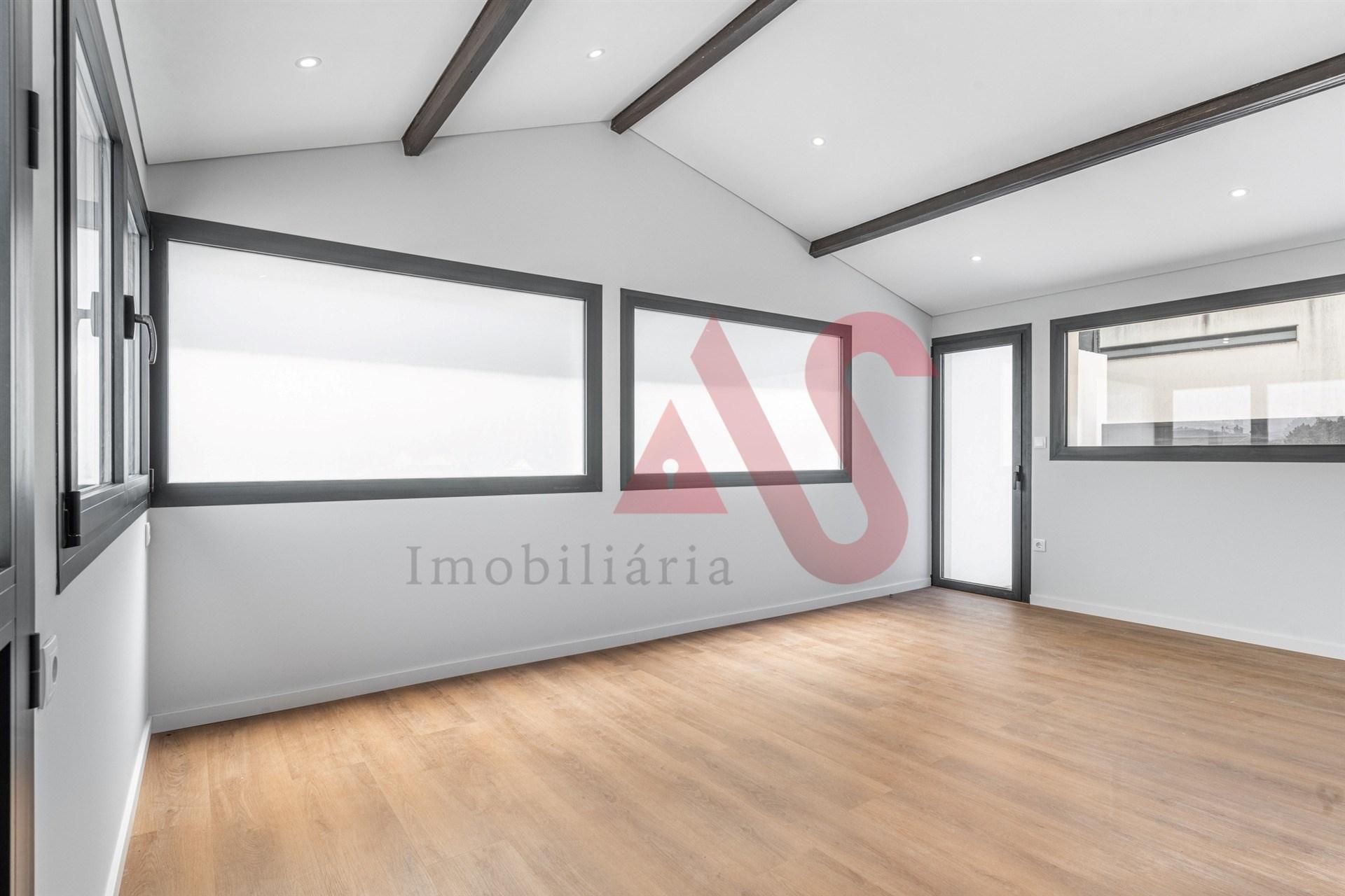 Andar Moradia T3+1 Totalmente Renovado em Brito, Guimarães