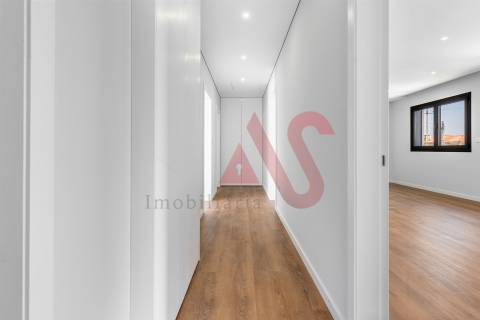 Andar Moradia T3+1 Totalmente Renovado em Brito, Guimarães